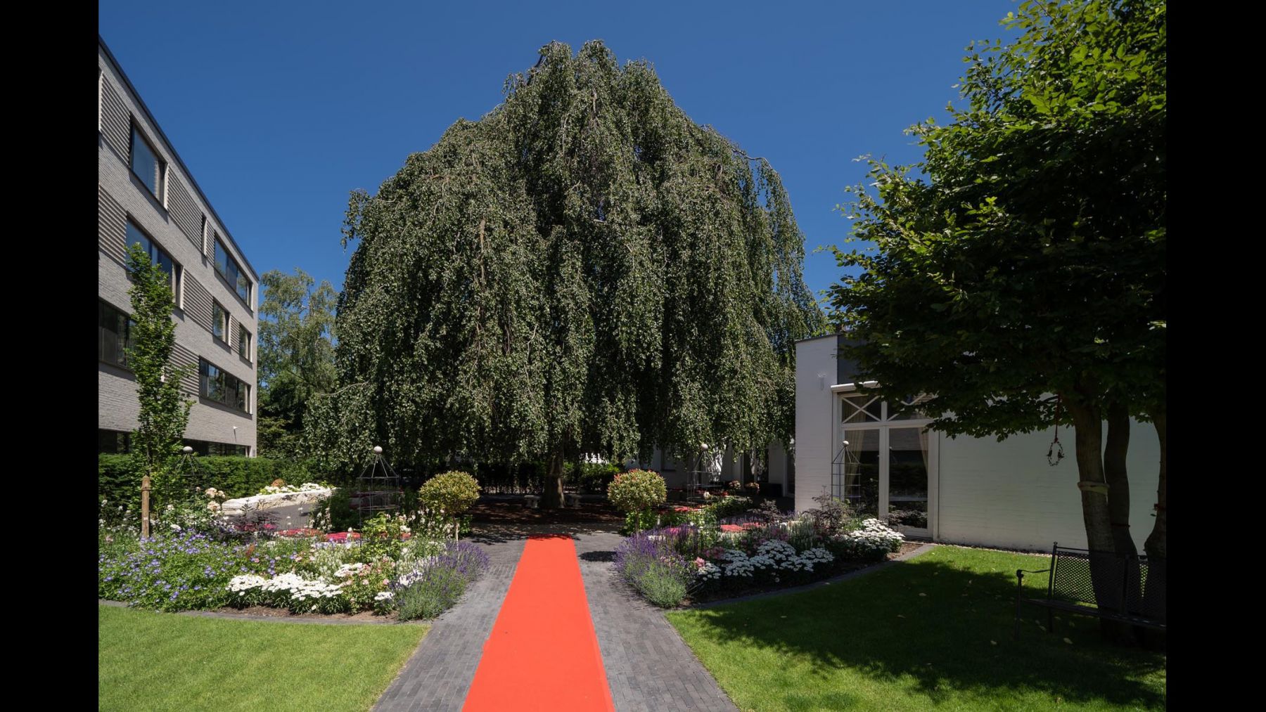 3.2 Romantischer, blumenreicher Hochzeitsgarten des Hotel Residenz in Bocholt