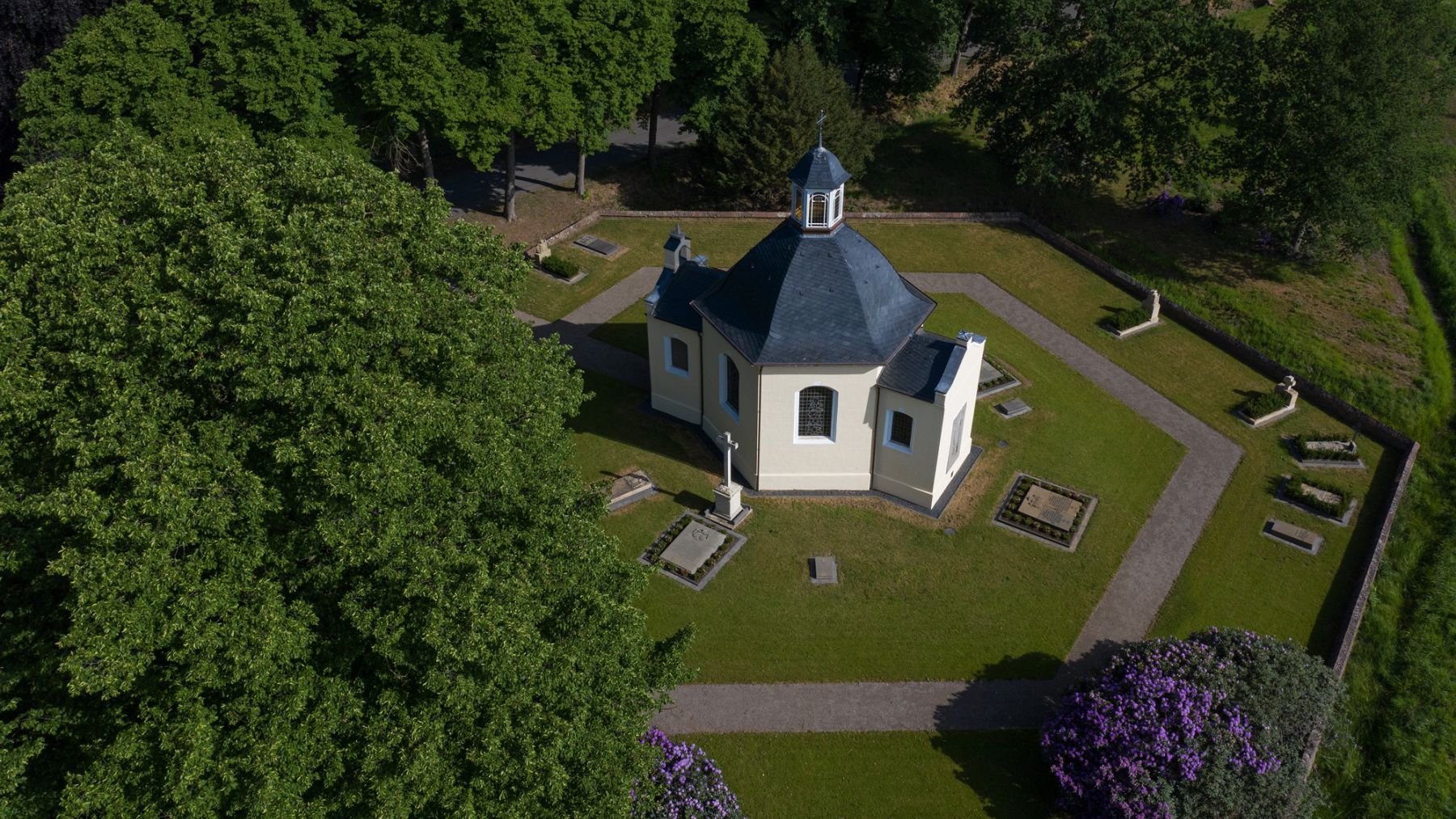 4.1 Den besonderen Ort diskret umgebend - Gartenalage der Gruftkapelle in Anholt