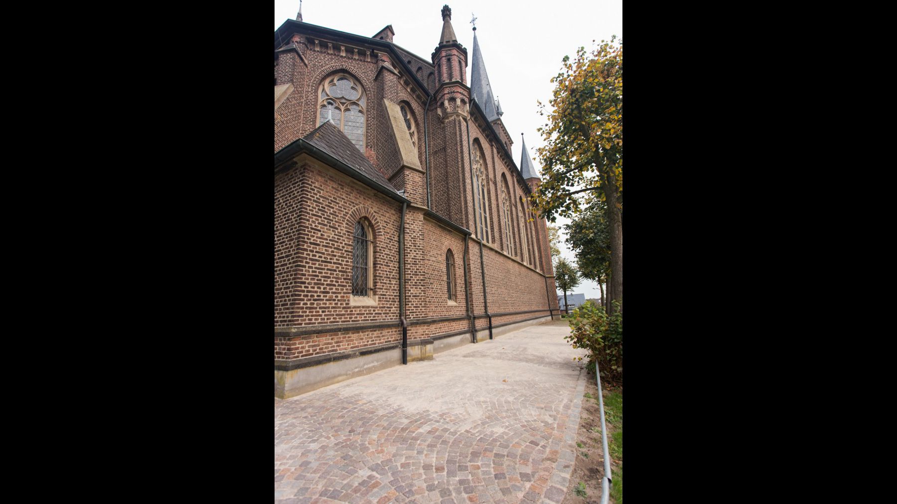 7.1 Gestaltung der Außenanlagen verschiedener Kirchen