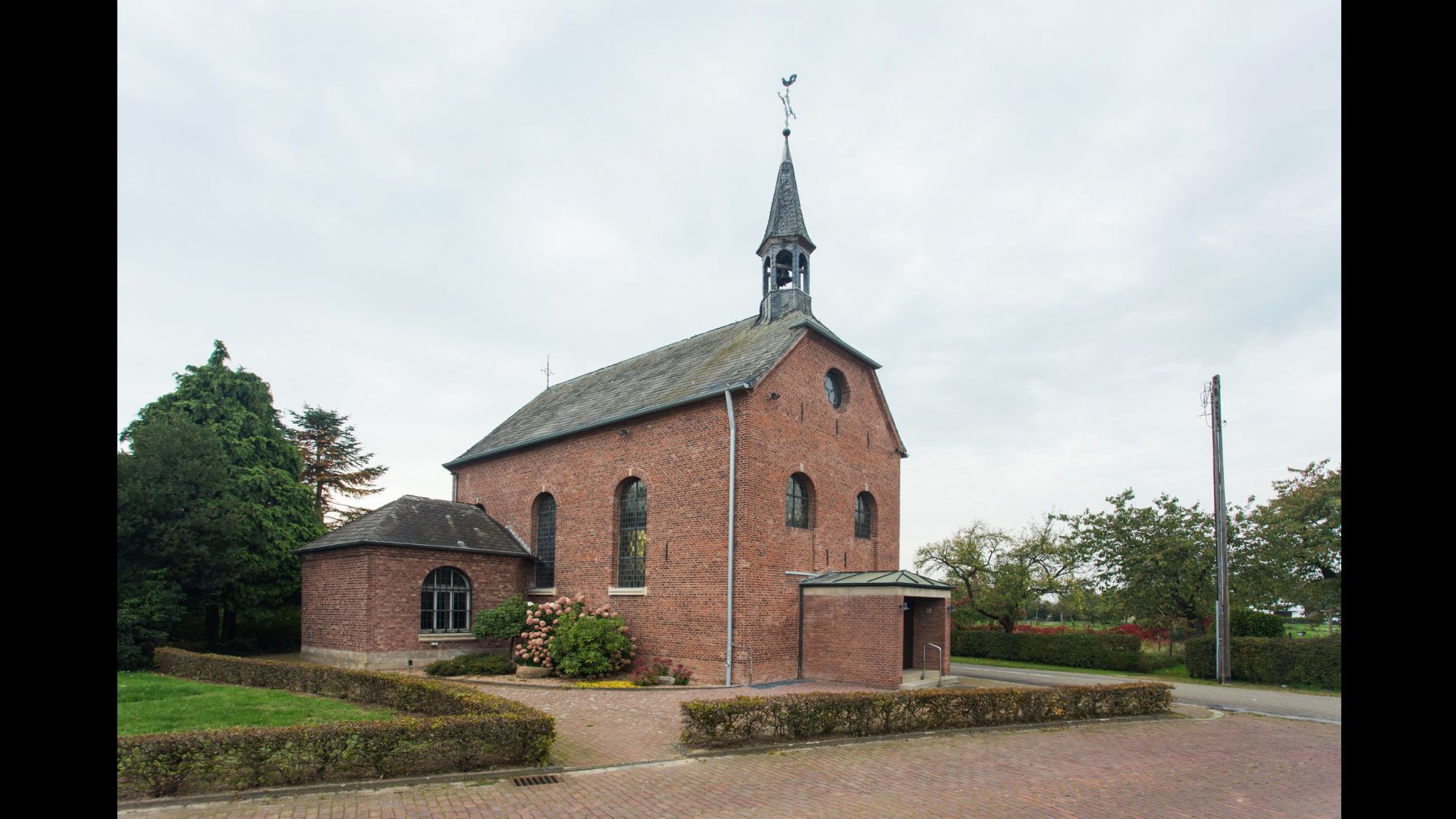 7.1 Gestaltung der Außenanlagen verschiedener Kirchen