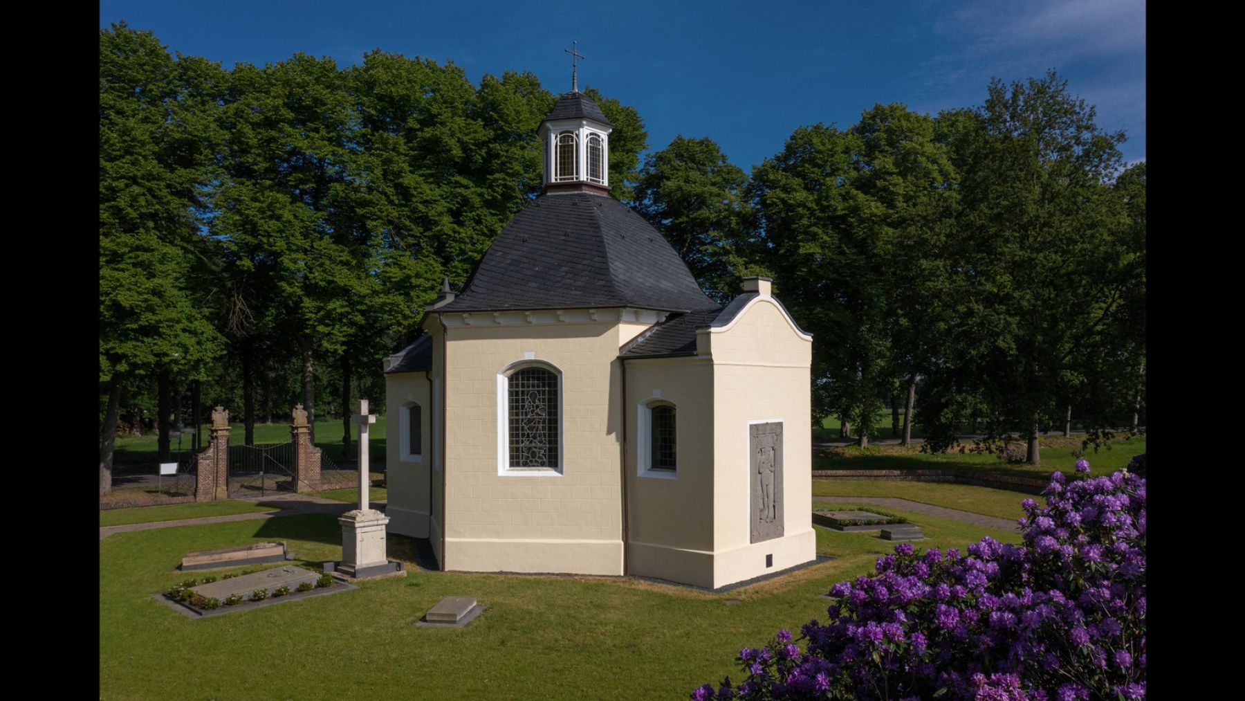 4.1 Den besonderen Ort diskret umgebend - Gartenalage der Gruftkapelle in Anholt