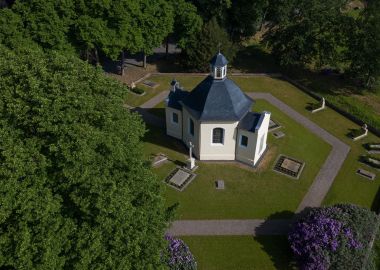 4.1 Den besonderen Ort diskret umgebend - Gartenalage der Gruftkapelle in Anholt