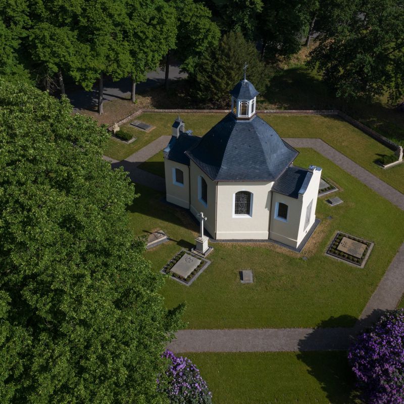 4.1 Den besonderen Ort diskret umgebend - Gartenalage der Gruftkapelle in Anholt